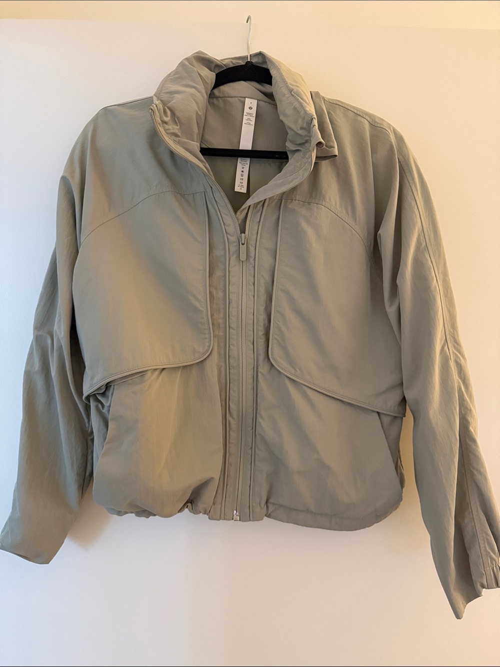 Lululemon sage green windbreaker